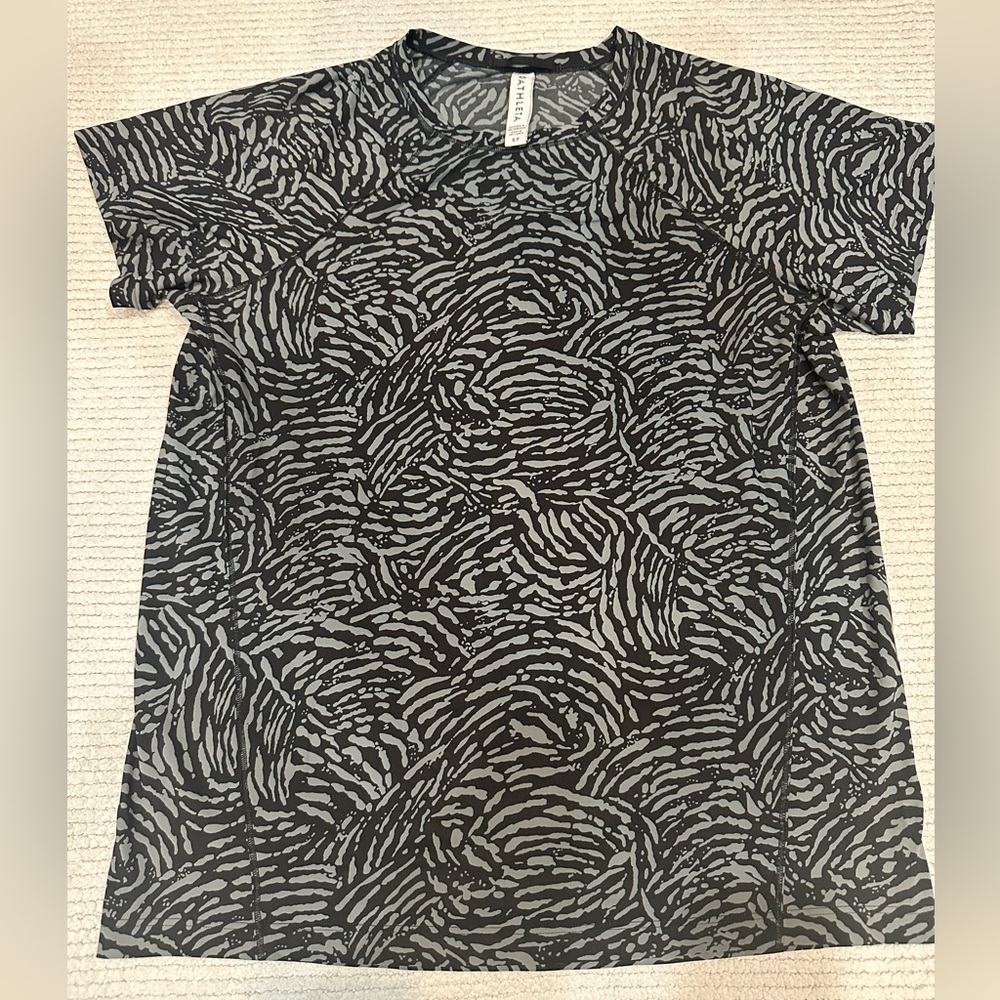 Athleta Performance T-Shirt, Sz Small Tall. Black/Grey Fingerprint Pattern. EUC